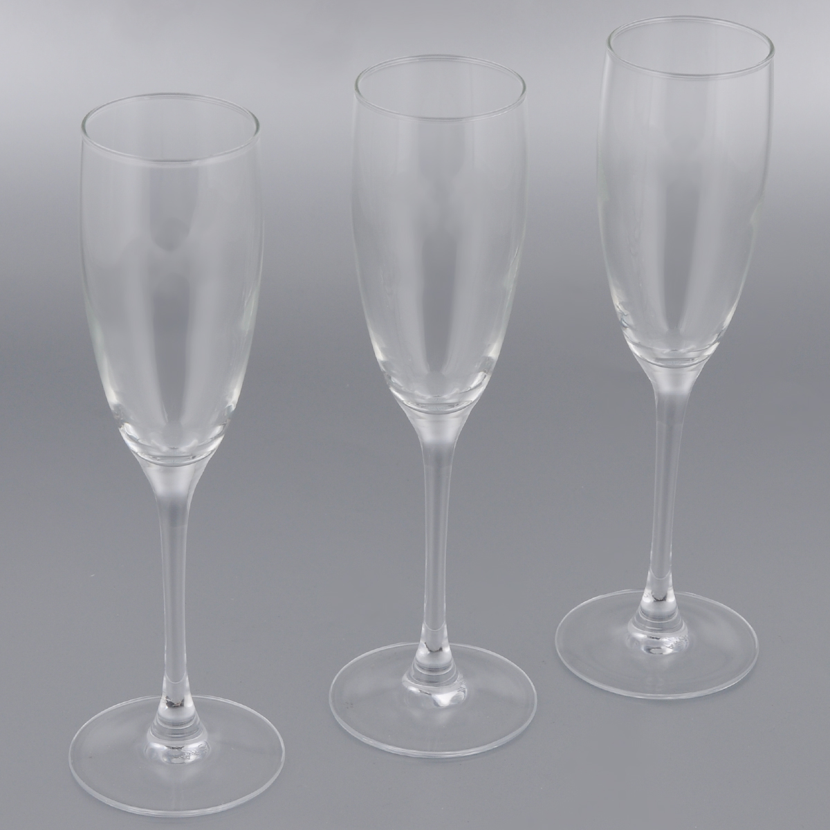 Набор фужеров Luminarc Signature, 170 мл, 3 штJ7351 Набор фужеров Luminarc Signature, 170 мл, 3 штJ7351Набор Luminarc Signature состоит из трех фужеров, выполненных из прочного стекла. Изделия оснащены высокими ножками и предназначены для подачи различных напитков. Они сочетают в себе элегантный дизайн и функциональность. Благодаря такому набору пить напитки будет еще вкуснее. Набор фужеров Luminarc Signature прекрасно оформит праздничный стол и создаст приятную атмосферу за романтическим ужином. Такой набор также станет хорошим подарком к любому случаю. Можно мыть в посудомоечной машине. Диаметр фужера (по верхнему краю): 5,2 см. Высота фужера: 22 см. Диаметр основания: 7 см.