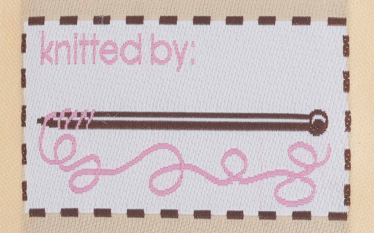 Термоаппликация Prym Knitted by, 4,7 х 2,5 см, 2 шт7712925 Термоаппликация Prym Knitted by, 4,7 х 2,5 см, 2 шт7712925Вышитая термоаппликация Prym Knitted by с обратной стороны имеет клеящую основу, при помощи которой вы без труда прикрепите данную аппликацию на вашу одежду. Для большей надежности вы также можете пришить ее по краям, предотвращая отклеивание после многократных стирок. Термоаппликация выполнена в виде двух прямоугольников и украшена надписью Knitted by.