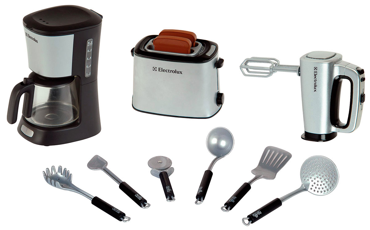 Klein Игровой набор Electrolux Кухонный набор9220 Klein Игровой набор Electrolux Кухонный набор9220В наборе: Тостер (тосты выскакивают сами с характерным звуком через определенное время), кофеварка (можно заливать воду, вода стекает в кофейник, как при варке кофе), миксер (со съемными вращающимися насадками), половник, шумовка, лопатка, нож для пиццы, ложка для спагетти, ложка поварская