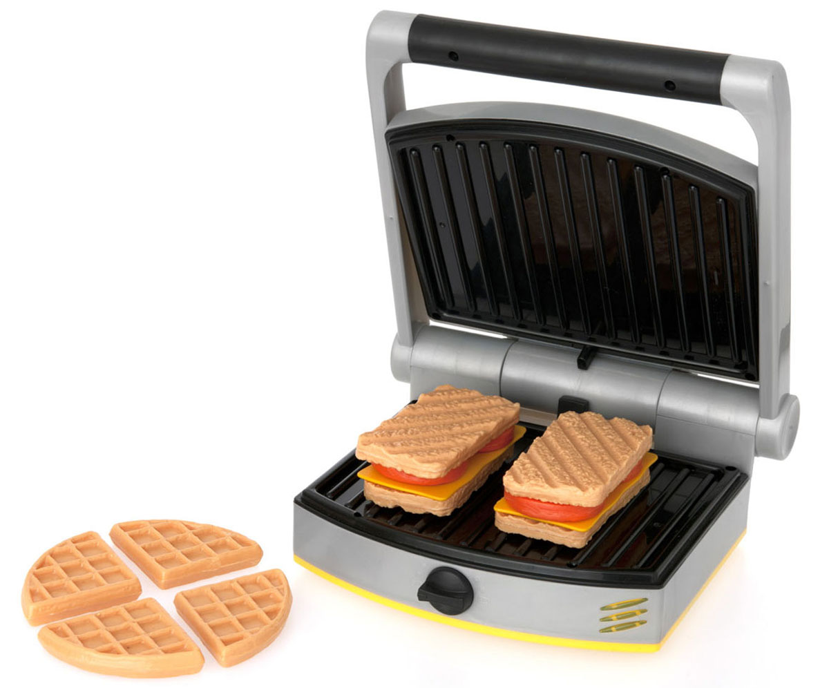 HTI Игровой набор Вафельница Zanussi 13 предметов1680258.00 HTI Игровой набор Вафельница Zanussi 13 предметов1680258.00Игровой набор HTI Вафельница Zanussi привлечет внимание вашего малыша и не позволит ему скучать. Набор включает в себя вафельницу и 12 муляжей продуктов: 4 вафли и элементы для приготовления двух бутербродов. Игрушечная вафельница очень похожа на настоящий кухонный прибор! Просто откройте крышку вафельницы, поместите туда хлебцы или вафли, закройте, поверните ручку и немного подождите. Вы услышите звуки приготавливающейся пищи и увидите, как загораются лампочки на игрушки. С таким набором ваш малыш сможет приготовить для своих игрушек вкусный завтрак - хрустящие вафли или аппетитные горячие бутерброды. Игрушечная бытовая техника не только развлекает ребенка, но и знакомит его с правилами использования электроприборов. Порадуйте его таким замечательным подарком! Для работы игрушки необходимы 3 батарейки напряжением 1,5V типа АА (входят в комплект).