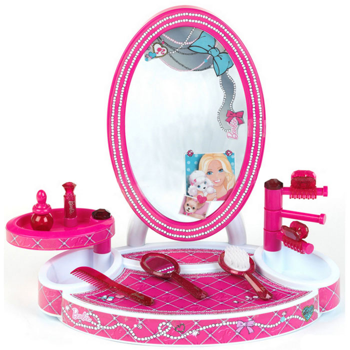 Klein Игровой набор Barbie Настольная студия красоты 8 предметов5378С Klein Игровой набор Barbie Настольная студия красоты 8 предметов5378СИгровой набор Klein Barbie. Настольная студия красоты привлечет внимание вашей малышки и позволит ей почувствовать себя настоящей модницей. Настольная студия красоты оснащена большим безопасным зеркальцем и двумя поворотными полочками, закрывающими два отсека для хранения аксессуаров. В набор входят следующие игрушечные аксессуары для маленькой красавицы: расческа, щетка, безопасное зеркальце с ручкой, флакончик, 2 крабика для волос и игрушечная губная помада. Ваша малышка сможет любоваться на свое отражение в зеркале и прихорашиваться. Порадуйте ее таким замечательным набором!