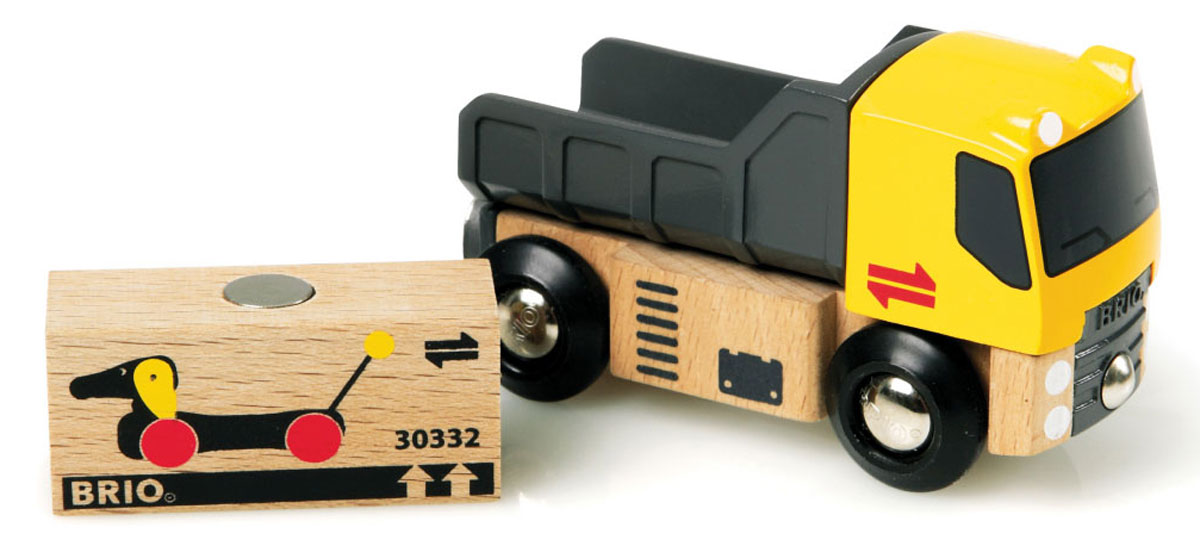 Brio Грузовик с грузом33527 Brio Грузовик с грузом33527Вашему ребенку обязательно понравится Грузовик. Игрушка изготовлена из пластика, металла и дерева. Кузов у машинки поднимается и опускается. В кузове имеется деревянный груз с магнитной вставкой. Спереди и сзади грузовик дополнен магнитными вставки, с помощью которых может соединяться с другими машинками, или вагончиками Brio. Грузовик может использоваться как элемент железной дороги. С этой игрушкой ребенок может значительно разнообразить свои игры. Игры с машинками позволяют ребенку не только получать удовольствие от игры, но и развивать пространственное воображение, мелкую моторику и координацию движений.