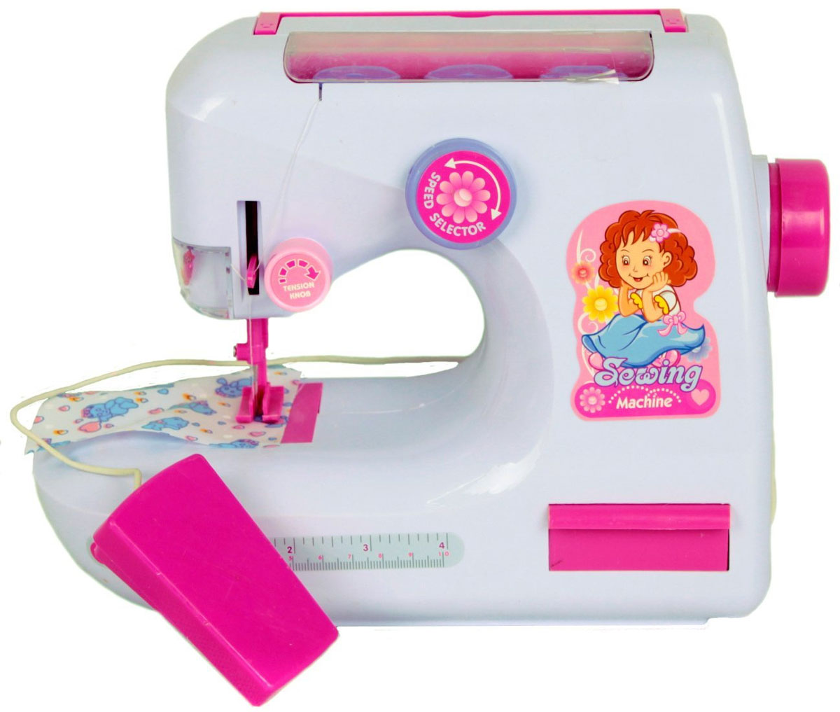 ABtoys Игровой набор Помогаю Маме Швейная машинка с аксессуарамиPT-00184 (2868) ABtoys Игровой набор Помогаю Маме Швейная машинка с аксессуарамиPT-00184 (2868)Игровой набор Помогаю Маме Швейная машинка привлечет внимание вашей малышки и станет отличным подарком юной рукодельнице. Набор состоит из машинки, заклепки-аппликатора для декорирования различных элементов из ткани и шкатулки с различными аксессуарами: катушками ниток разных цветов, текстильными элементами разной формы, тканью, ножницами, сантиметром, нитковдевателем и т.д. Машинка со световыми и звуковыми эффектами оснащена регулятором скорости строчки, а также ручным и ножным приводом для более интересной игры. Порадуйте свою малышку таким замечательным подарком!