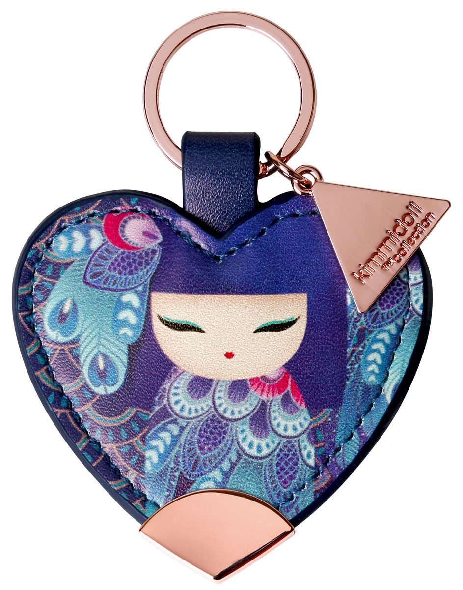 Подвеска-брелок Kimmidoll Фуми (Grace). KF1059KF1059 Подвеска-брелок Kimmidoll Фуми (Grace). KF1059KF1059Подвеска-брелок Kimmidoll Фуми (Grace) выполнена из искусственной кожи в форме сердца. Брелок декорирован треугольной металлической пластиной с надписью Kimmidoll Сollection. Подвеска оснащена прочным металлическим кольцом, которое позволит использовать этот стильный аксессуар как брелок, подвеску на сумку или в автомобиле. Изделие поставляется в подарочной упаковке. Подвеска-брелок Kimmidoll станет приятным и трогательным подарком для близкого человека.