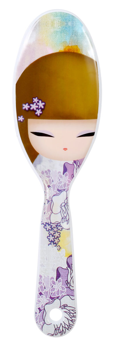 Расческа массажная Kimmdoll Сачие (Очарование). KF1048KF1048 Расческа массажная Kimmdoll Сачие (Очарование). KF1048KF1048Массажная расческа Kimmidoll Сачие (Очарование) овальной формы выполнена из прочного безопасного пластика. Такая расческа идеально ухаживает за вашими волосами. Пластиковые типсы снимают статическое электричество с волос и обеспечивают массаж кожи головы, что улучшает кровообращение и стимулирует рост волос. Обратная сторона расчески украшена красочным изображением куколки кокеши. Расческа легко моется и быстро сохнет. Такая расческа станет отличным подарком и незаменимым аксессуаром. Она, несомненно, удивит и порадует его получателя. Привет, меня зовут Сачие! Я талисман очарования. Мой дух захватывает и восхищает. Ваша счастливая натура и дружелюбный характер раскрывает миру удивительный дар моего духа. Куда бы вы не отравились, и где бы вы не находились, вы всегда сможете завоевать сердца, принося радость и дружбу тем, кого вы встретите на жизненном пути.
