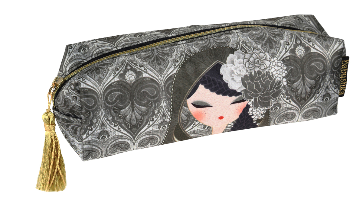 Косметичка Kimmidoll. BKF008BKF008 Косметичка Kimmidoll. BKF008BKF008Яркая косметичка Kimmidoll выполнена из сатина и текстиля, оформлена изображением японской куколки в кимоно. Косметичка имеет одно отделение и закрывается на застежку-молнию. Бегунок молнии дополнен золотистой кисточкой. Такой аксессуар оригинального дизайна придется по душе любительнице стильных и практичных вещиц. Он не займет много места в сумочке и добавит индивидуальности своей обладательнице.