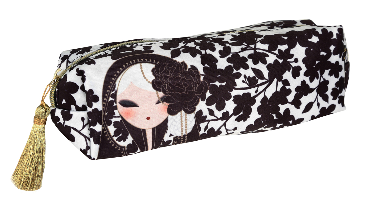 Косметичка Kimmidoll. BKF005BKF005 Косметичка Kimmidoll. BKF005BKF005Яркая косметичка Kimmidoll выполнена из сатина и текстиля, оформлена изображением японской куколки-матрешки. Косметичка имеет одно отделение и закрывается на застежку-молнию. Бегунок молнии дополнен золотистой кисточкой. Такой аксессуар оригинального дизайна придется по душе любительнице стильных и практичных вещиц. Он не займет много места в сумочке и добавит индивидуальности своей обладательнице.