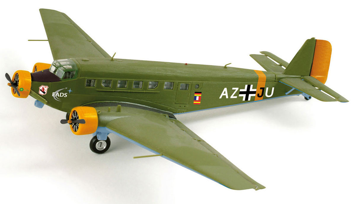 Schabak Самолет Ju 52 Dt. Luftwaffe403551631 Schabak Самолет Ju 52 Dt. Luftwaffe403551631Миниатюрная коллекционная модель самолета Schuco Amicale Jean-Baptiste Salis непременно понравится не только детям, но и взрослым авиалюбителям. Модель выполнена в масштабе 1:250 по отношению к реальному воздушному судну. Она превосходно детализирована как в плане формы, так и в плане рисунка. Темно-зеленую поверхность самолета покрывают белые надписи. Изделие изготовлено из первоклассных материалов: высокопрочного пластика и металла. Их сочетание позволило добиться предельной реалистичности копии. В комплекте с моделью идет специальная пластиковая подставка. Модель Schuco Amicale Jean-Baptiste Salis станет достойным украшением любой коллекции!