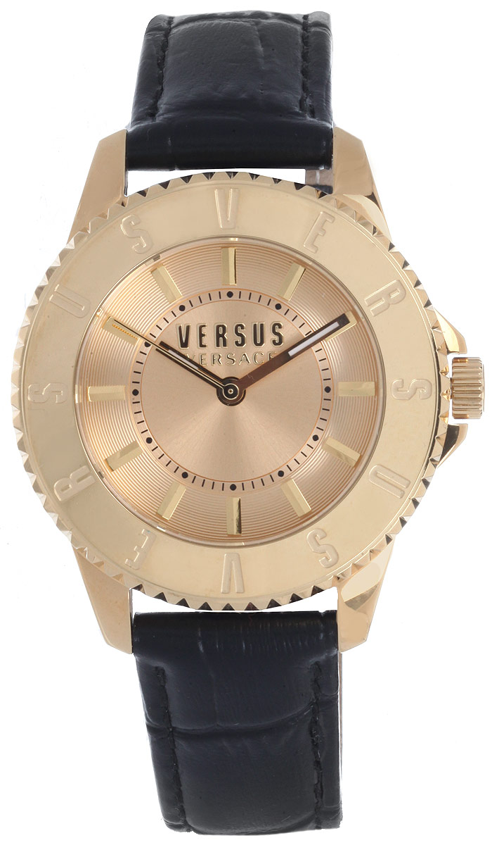 Часы наручные женские Versus Versace, цвет: черный, золотой. SH7160015SH7160015 Часы наручные женские Versus Versace, цвет: черный, золотой. SH7160015SH7160015Элегантные женские часы Versus Versace выполнены из нержавеющей стали, натуральной кожи и минерального стекла. Циферблат часов дополнен символикой бренда, а кожаный ремешок оформлен тиснением под рептилию. Корпус часов оснащен кварцевым механизмом Citizen_2035, имеет степень влагозащиты равную 5 atm, а также дополнен устойчивым к царапинам минеральным стеклом. Ремешок часов оснащен классической пряжкой, которая позволит с легкостью снимать и надевать изделие. Изделие поставляется в фирменной упаковке. Часы Versus Versace подчеркнут изящность женской руки и отменное чувство стиля у их обладательницы.