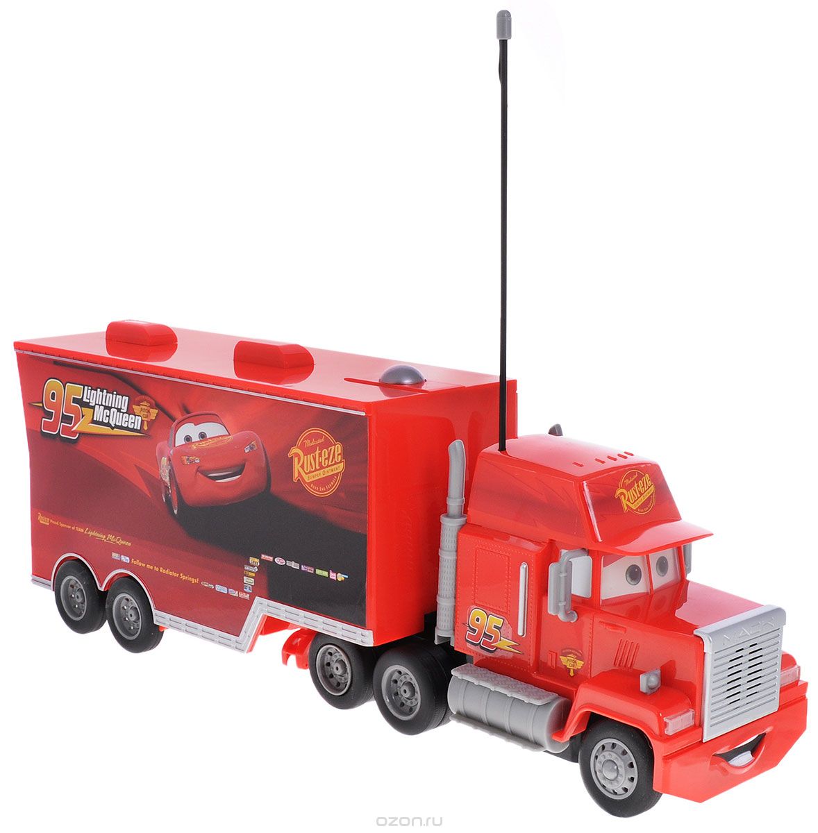 Dickie Toys Машина на радиоуправлении Мак Трак3089535 Dickie Toys Машина на радиоуправлении Мак Трак3089535Машина с дистанционным управлением Cars Мак Трак со световыми и звуковыми эффектами непременно понравится вашему ребенку. Машина выполнена из безопасного пластика в виде грузовика Мака - персонажа мультфильма Тачки. Машина ездит по поверхности, управляемая пультом. Также она оснащена большим прицепным фургоном, в который легко помещаются автомобили Dickie из серии Cars. В комплект входят машина, пульт управления и инструкция по эксплуатации на русском языке. Игрушки на радиоуправлении помогают ребенку не только весело проводить свое свободное время, но и развивать внимание и концентрацию. Порадуйте его таким замечательным подарком! Пульт управления работает от 3 батареек ААА, машина работает от 3 батареек АА (не входят в комплект).