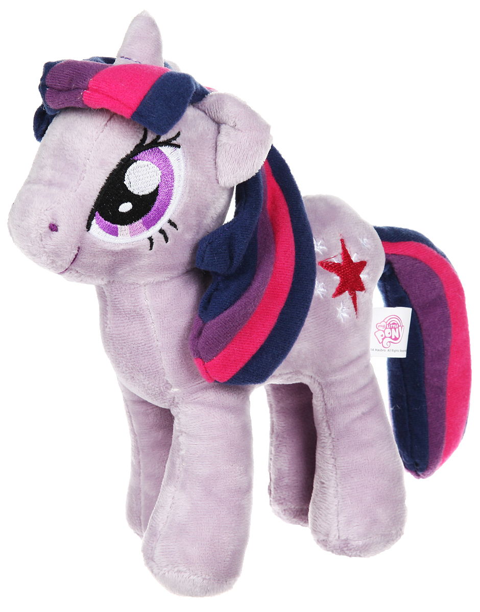 My Little Pony Мягкая игрушка Сумеречная Искорка цвет сиреневый 22 смMLPE1B My Little Pony Мягкая игрушка Сумеречная Искорка цвет сиреневый 22 смMLPE1BМягкая игрушка My Little Pony Сумеречная Искорка выполнена в виде очаровательной пони сиреневого цвета с длинным хвостом, гривой и волшебным рогом. Игрушка изготовлена из высококачественного текстильного материала. Игрушка имеет специальные уплотнения в ногах, что позволяет ей стоять самостоятельно, без опоры. Сумеречная Искорка - главная героиня сериала, одаренная пони, которая приехала в Понивилль, чтобы найти друзей. Она так сильно любит читать, что даже живет в библиотеке. Удивительно мягкая игрушка принесет радость и подарит своему обладателю мгновения нежных объятий и приятных воспоминаний. Специальные гранулы, используемые при ее набивке, способствуют развитию мелкой моторики рук малыша. Великолепное качество исполнения делают эту игрушку чудесным подарком к любому празднику.