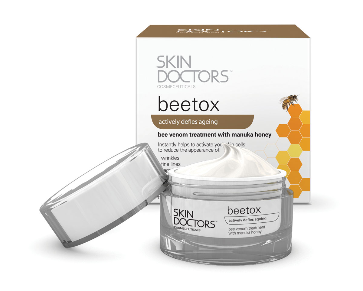 Skin Doctors BeeTox омолаживающий крем для уменьшения возрастных изменений кожи, 50 мл2315 Skin Doctors BeeTox омолаживающий крем для уменьшения возрастных изменений кожи, 50 мл2315Skin Doctors Beetox омолаживающий крем для уменьшения возрастных изменений кожи, содержащий Trylagen, Пчелиный яд и мед Мануки мгновенно помогает активировать клетки вашей кожи контролирует сокращение мышц лица повышает эластичность подтягивает кожу борется с морщинами Клинически доказано, что активные компоненты входящие в Skin Doctors Beetox в три раза увеличивают образование коллагена всего за 7 дней и ускоряют регенерацию клеток на 80% всего за 15 дней, делая кожу более упругой и молодой, улучшая цвет лица.