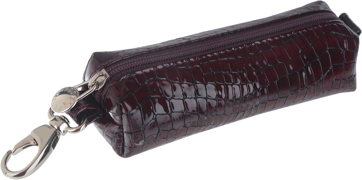 Ключница Petek 1855, цвет: бургундский. 2543.091.032543.091.03 Burgundy Ключница Petek 1855, цвет: бургундский. 2543.091.032543.091.03 BurgundyСтильная ключница Petek 1855 выполнена из натуральной лакированной кожи с тиснением под крокодила. Изделие закрывается на застежку-молнию. Внутри два металлических кольца для ключей на цепочках. Снаружи, на одной из боковых сторон предусмотрен карабин для ношения на поясе. Ключница упакована в фирменную коробку. Этот аксессуар станет замечательным подарком человеку, ценящему качественные и практичные вещи.