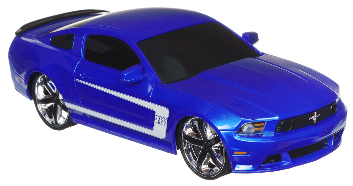 Jada Радиоуправляемая модель Ford Mustang Boss 302 цвет синий83022-2 Jada Радиоуправляемая модель Ford Mustang Boss 302 цвет синий83022-2Радиоуправляемая модель Jada Chevy Camaro SS синего цвета является точной уменьшенной копией настоящего автомобиля в масштабе 1:24. Все дети хотят иметь в наборе своих игрушек ослепительные, невероятные и модные автомобили на радиоуправлении. Тем более, если это автомобиль известной марки с проработкой всех деталей, удивляющий приятным качеством и видом. Машина при помощи пульта управления движется вперед, дает задний ход, поворачивает влево и вправо, останавливается. Машина обладает высокой стабильностью движения, что позволяет полностью контролировать его процесс, управляя уверенно и без суеты. Такая модель автомобиля станет отличным подарком человеку, ценящему оригинальность и изысканность, а качество исполнения представит такой подарок в самом лучшем свете. Машина работает от 3 батареек типа АА напряжением 1,5V, пульт работает от батарейки 9V типа Крона (не входят в комплект).