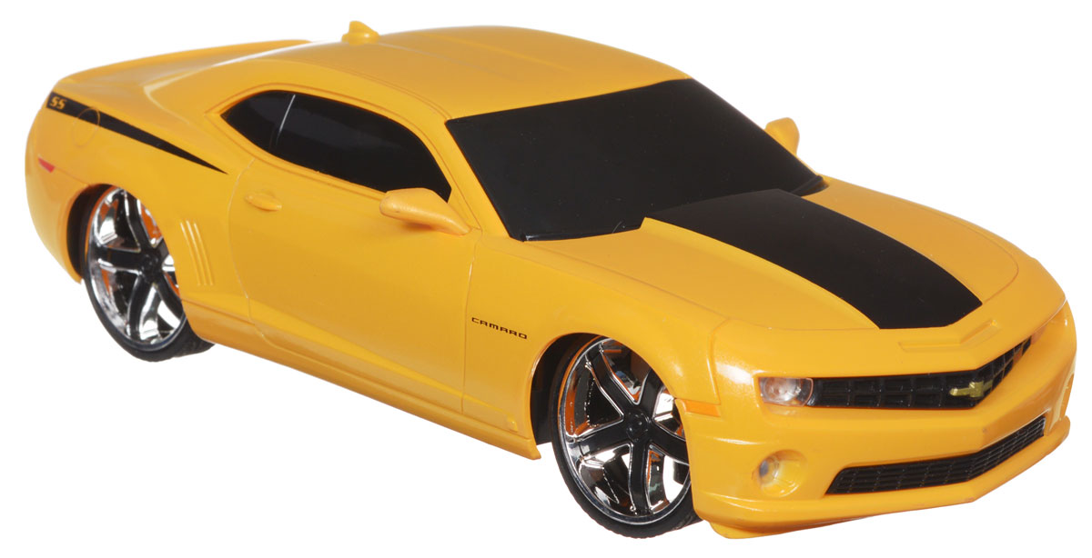 Jada Радиоуправляемая модель Chevy Camaro SS цвет желтый83022-1 Jada Радиоуправляемая модель Chevy Camaro SS цвет желтый83022-1Радиоуправляемая модель Jada Chevy Camaro SS желтого цвета является точной уменьшенной копией настоящего автомобиля в масштабе 1:24. Все дети хотят иметь в наборе своих игрушек ослепительные, невероятные и модные автомобили на радиоуправлении. Тем более, если это автомобиль известной марки с проработкой всех деталей, удивляющий приятным качеством и видом. Машина при помощи пульта управления движется вперед, дает задний ход, поворачивает влево и вправо, останавливается. Машина обладает высокой стабильностью движения, что позволяет полностью контролировать его процесс, управляя уверенно и без суеты. Такая модель автомобиля станет отличным подарком человеку, ценящему оригинальность и изысканность, а качество исполнения представит такой подарок в самом лучшем свете. Машина работает от 3 батареек типа АА напряжением 1,5V, пульт работает от батарейки 9V типа Крона (не входят в комплект).