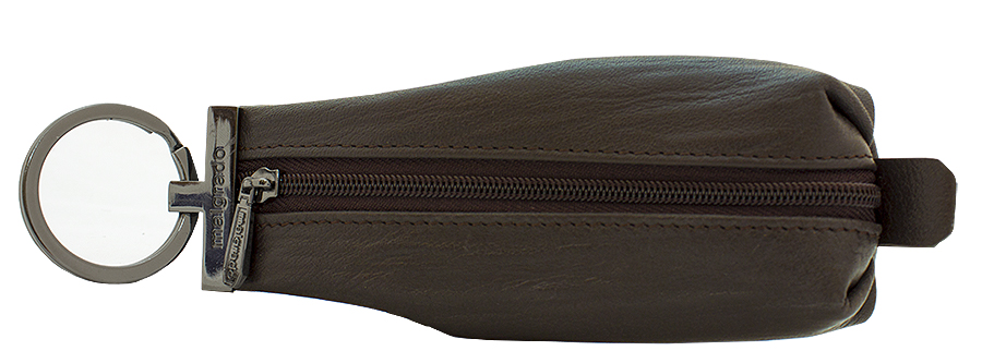Ключница Malgrado, цвет: коричневый. 52017-5260152017-52601 Brown Ключница Malgrado, цвет: коричневый. 52017-5260152017-52601 BrownСтильная ключница Malgrado изготовлена из натуральной высококачественной кожи, оформлена металлической фурнитурой с символикой бренда. Изделие закрывается на молнию и дополнено металлическим кольцом для возможности крепления к поясу или сумке. Внутри расположено кольцо для ключей на цепочке. Ключница упакована в коробку из плотного картона с логотипом фирмы. Ключница станет отличным подарком человеку, ценящему практичные и стильные вещи, а качество его исполнения представит такой подарок в самом выгодном свете.