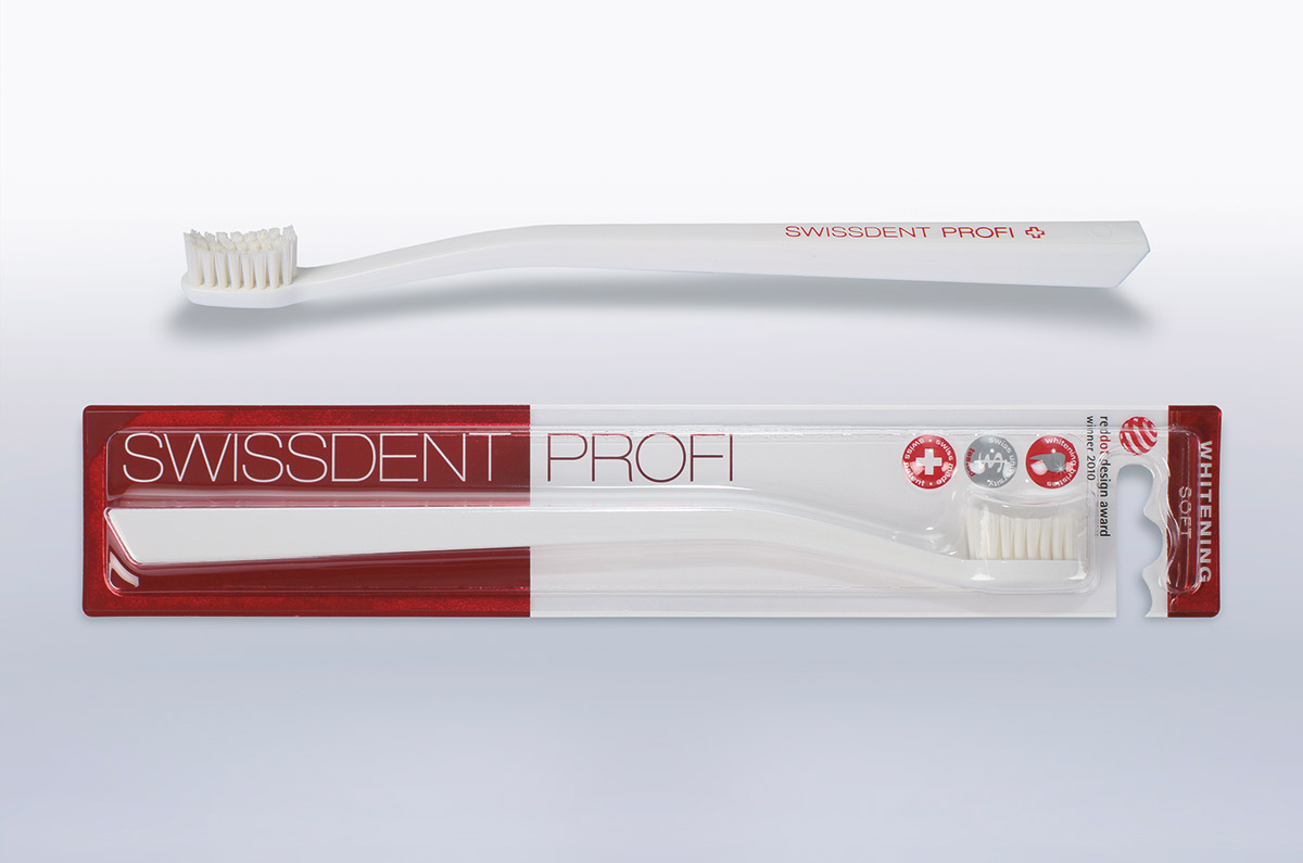 Swissdent Profi Зубная щетка, мягкая, белая00-00000251 Swissdent Profi Зубная щетка, мягкая, белая00-00000251Зубная щетка Swissdent Profi Colours: - Зубная щетка идеальной формы для ежедневного использования - Уровень жесткости щетинок: Soft - Самая маленькая головка среди зубных щеток для взрослых - Идеальная форма щетинок для тщательной и бережной очистки каждого зуба - Очищает труднодоступные участки зуба, не травмируя десны - Эргономичная ручка - Запатентована и произведена в Швейцарии - Цвет: ручка - белая, щетинки - белые