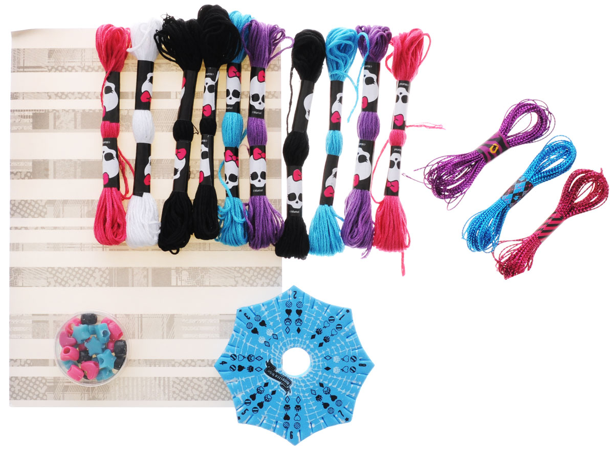 Monster High Набор для плетения браслетов Freaky64054 Monster High Набор для плетения браслетов Freaky64054Набор для плетения браслетов Monster High с компактным станком - это уникальный набор для детского творчества, с помощью которого ребенок сможет самостоятельно создать множество различных украшений в стиле Школы монтров: браслетов, колечек, подвесок и многое другое. В наборе девочка найдет все необходимое для того, чтобы создать свое уникальное украшение: станок, нитки разных цветов, нитки с блестками и крупные бусины розового и бирюзового цветов. Девочка сама может создать свое неповторимое украшение, которое дополнит ее образ, сделает ее стильной и современной. Набор очень компактен; его удобно брать с собой в дорогу, он не занимает много места. Наборы для творчества Monster High призваны развивать фантазию и воображение ребенка, они тренируют мелкую моторику, учат быть внимательными и терпеливыми, дают понимание моды и стиля. Все детали набора изготовлены из высококачественных материалов и совершенно безопасны для детей.
