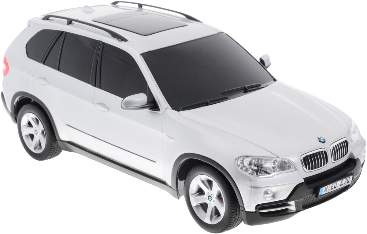 Rastar Радиоуправляемая модель BMW X5 цвет серебристый масштаб 1:1823100r Rastar Радиоуправляемая модель BMW X5 цвет серебристый масштаб 1:1823100rРадиоуправляемая модель Rastar BMW X5 станет отличным подарком любому мальчику! Все дети хотят иметь в наборе своих игрушек ослепительные, невероятные и крутые автомобили на радиоуправлении. Тем более, если это автомобиль известной марки с проработкой всех деталей, удивляющий приятным качеством и видом. Одной из таких моделей является автомобиль на радиоуправлении Rastar BMW X5. Это точная копия настоящего авто в масштабе 1:18. Авто обладает неповторимым провокационным стилем и спортивным характером. Модель отличается потрясающей маневренностью, динамикой и покладистостью. Возможные движения: вперед, назад, вправо, влево, остановка. Имеются световые эффекты. Пульт управления работает на частоте 40 MHz. Для работы игрушки необходимы 4 батарейки типа АА (не входят в комплект). Для работы пульта управления необходима 1 батарейка 9V (6F22) (не входит в комплект).