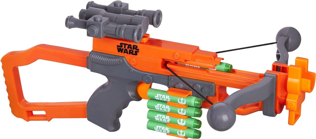 Star Wars Бластер ЧубаккиB3172EU4 Star Wars Бластер ЧубаккиB3172EU4Однозарядный бластер Чубакки, одного из главных героев нового эпизода Звездных войн оснащен съемным прицелом и пятью уникальными стрелами. Арбалет-бластер, столь популярный у обитателей дремучих лесов планеты Кашиик - расы обезьяноподобных гуманоидов вуки - отличный экземпляр для коллекции оружия поклонников космической саги Звёздные войны. Как и любое бластерное оружие, арбалет вуки стреляет сгустками энергии и обладает весьма внушительной разрушительностью, ничем не уступая обычным бластерам. Энергетический арбалет заряжается обоймой из пяти стрел, оснащен удобным держателем для боезарядов, прикладом и оптическим прицелом. С таким оружием вуки воевали с начала Гражданской войны джедаев, а также во время войн клонов, представляя собой опасную сокрушительную силу. С помощью этого космического оружия ребёнок сможет воссоздать любимые сцены из фантастической саги, или придумывать собственные сюжеты, сражаясь за Империю или повстанцев. Перезаряжай бластер и в бой! ...