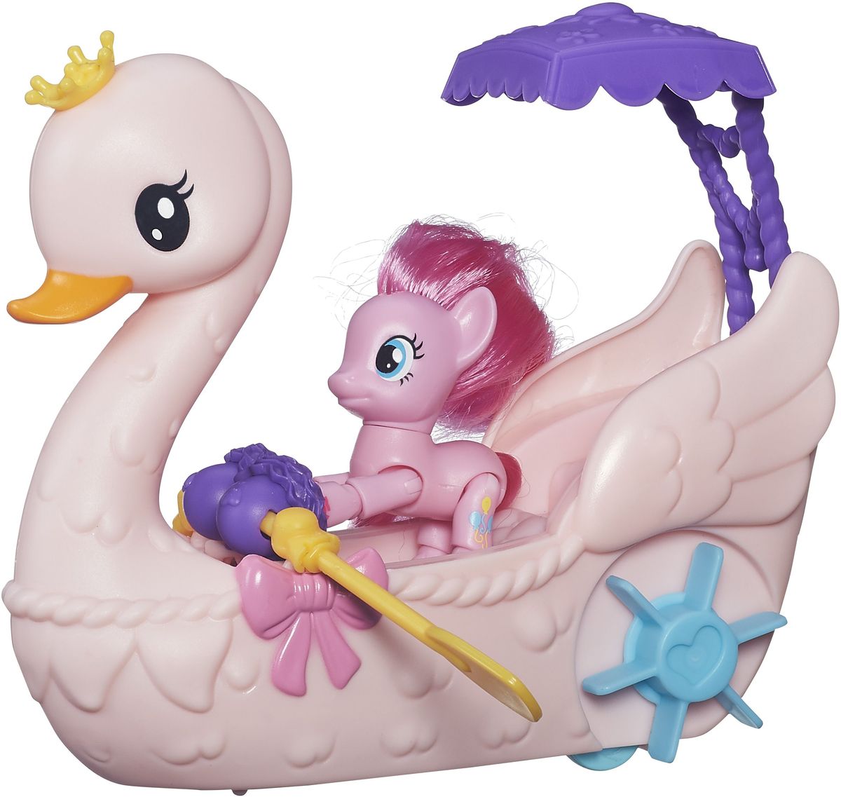 My Little Pony Набор фигурок Пинки Пай на лодкеB3600EU4 My Little Pony Набор фигурок Пинки Пай на лодкеB3600EU4Приготовьтесь к невероятным приключениям вместе с Пинки Пай на ее музыкальной лодочке в форме лебедя. Фигурка пони обладает подвижными ножками. Дизайн лодки-лебедя Пинки восхищает: это действительно очень красивое судно, у лебедя проработаны даже перья на боках и крыльях, на голове имеется корона, в задней части - красивый навес. Фигурку Пинки на лебеде нужно поместить в середину, а ее передние ножки вставить в специальные рукавички, к которым присоединяются весла. Когда лодка движется, Пинки на лодочке совершает движения ножками, и кажется, что она гребет. Имеются звуковые эффекты. Отсканируйте специальный код своим мобильным устройством, и откройте новые функции в игровом мобильном приложении My Little Pony. Порадуйте свою дочурку таким замечательным подарком! Лодка работает от 2 батареек типа ААА (товар комплектуется демонстрационными).