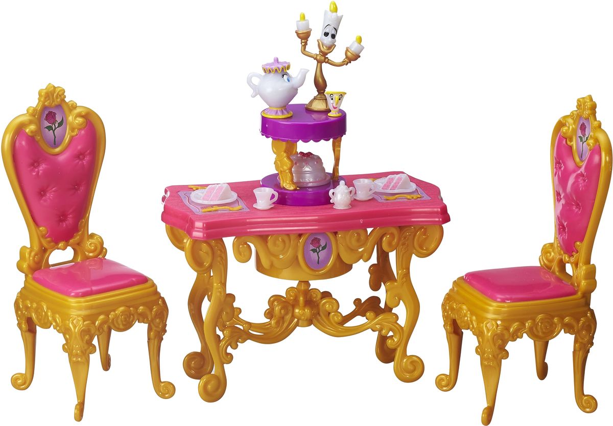 Disney Princess Игровой набор Ужин БелльB5309EU4_B5310 Disney Princess Игровой набор Ужин БелльB5309EU4_B5310В игровой набор Disney Princess Ужин Белль входят стол и два стула, выполненные в диснеевском дизайне. Кроме того, в комплект включены посуда, веселые чайник и подсвечник - как и в мультфильме Красавица и Чудовище, они ожили и доброжелательно улыбаются. Такой набор может увлечь ребенка в интересную сюжетно-ролевую игру. Девочка сможет разыгрывать любимые сцены из мультфильмов и приглашать кукол к Белль на ужин. Набор выполнен из качественных и безопасных материалов. Куклы продаются отдельно.