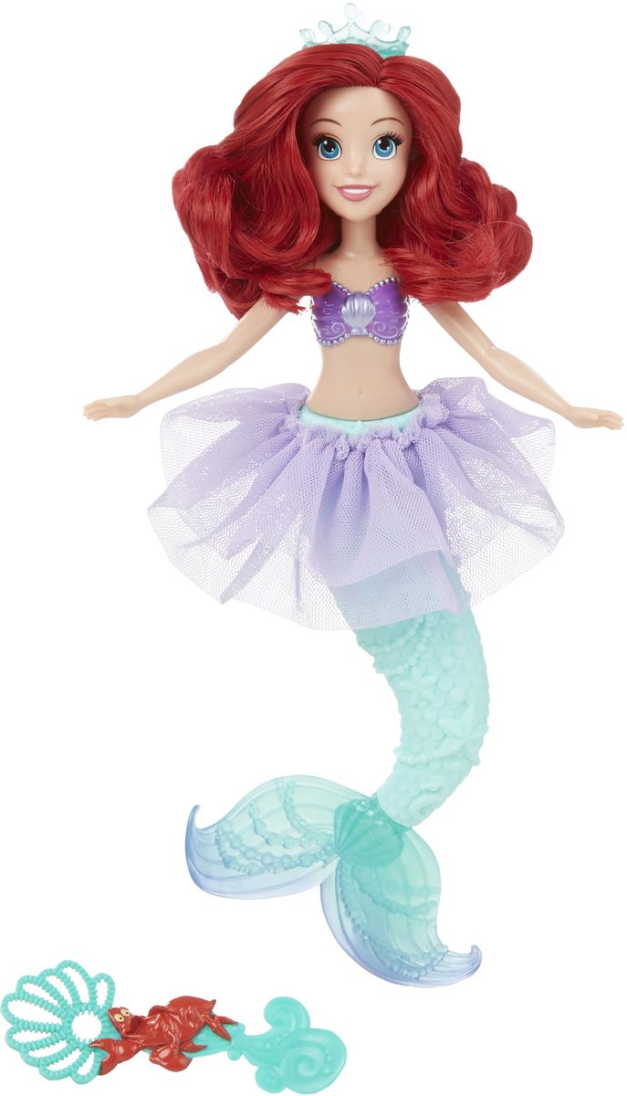 Disney Princess Кукла Ариэль с тиарой из мыльных пузырейB5303EU4_B5302 Disney Princess Кукла Ариэль с тиарой из мыльных пузырейB5303EU4_B5302Кукла Disney Princess Ариэль поможет вашей малышке окунуться в сказочный мир. Игрушка выполнена в виде главной героини диснеевского мультфильма о Русалочке. Ариэль выполнена в виде русалки с большим светло-зеленым хвостом и одета в пышную сиреневую юбочку. С Ариэль можно играть как с обычной куклой, ручки и голова у неё подвижны. Вашей малышке наверняка понравится заплетать и расчесывать длинные волосы Ариэль. А ещё куколка умеет пускать настоящие мыльные пузыри! Налейте раствор для выдувания пузырей в куклу, затем сожмите ее, чтобы у нее на голове появилась тиара из мыльных пузырей. Раствор заливается в специальное отверстие на спине Ариэль. В наборе имеется ложечка для мыльных пузырей. Раствор для выдувания пузырей не входит в комплект. Ваша малышка с удовольствием будет играть с этой куколкой, проигрывая сюжеты из мультфильма или придумывая различные истории.