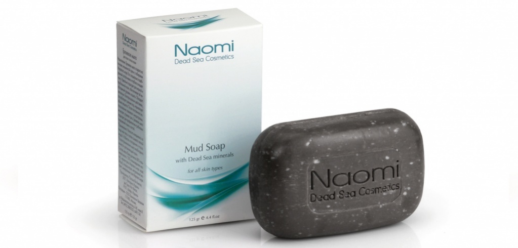 Naomi Мыло грязевое с минералами Мертвого моря, 125 гKM 0003 Naomi Мыло грязевое с минералами Мертвого моря, 125 гKM 0003Лечебные свойства грязи известны еще с давних времен. Царица Клеопатра, оставшаяся в памяти потомков благодаря своей красоте, нередко прибегала к помощи грязевых ванн. Специально для современных красавиц, у которых нет возможности наполнять ванну грязью ежедневно, было создано грязевое мыло Naomi. В основу его состава легла насыщенная минералами грязь с побережья Мертвого моря. Это мыло станет настоящей находкой для людей с проблемной кожей, глубоко очищая и защищая ее. При регулярном использовании проходит угревая сыпь, заживают микротрещины. Благодаря своей уникальной формуле, грязевое мыло также является отличной профилактикой грибковых поражений кожи и ногтей.