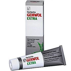Gehwol Gerlachs Extra - Крем Экстра для ног 75 мл1*24105 Gehwol Gerlachs Extra - Крем Экстра для ног 75 мл1*24105Крем Экстра Геволь (Gerlachs Gehwol Extra) интенсивно ухаживает и заботится о сильно натруженных ногах. Кожа стоп одновременно дезодорируется и дезинфицируется. Предупреждает появление чувства жжения в ногах, противодействует грибковым заболеваниям, устраняет неприятные запахи ног, смягчает ороговевшие места и мозоли, препятствует возникновению потертостей и мозолей, а также восстанавливает нормальное состояние потрескавшейся, сухой и шелушащейся кожи. Натуральные масла эвкалипта, розмарина, лаванды и тимьяна, присутствующие в Крем Экстра Геволь, оживляют ноги и увеличивают их жизненную силу. Он также усилит кровоснабжение и защити Вас от ощущения холодных и влажных ног. Назначение: Стимулирует кровообращение и защищает ноги от переохлаждения и влажности. Восстанавливает нормальное состояние потрескавшейся, сухой и шелушащейся кожи. Укрепляет кожу ног, защищает от потертостей. Предупреждает грибковые заболевания, образование мозолей и зуд между пальцами, дезодорирует в течение...