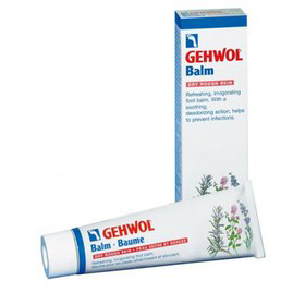 Gehwol Balm Dry Rough Skin - Тонизирующий бальзам Авокадо для сухой кожи ног 75 мл1*24705 Gehwol Balm Dry Rough Skin - Тонизирующий бальзам Авокадо для сухой кожи ног 75 мл1*24705Тонизирующий бальзам Авокадо для сухой кожи Геволь (Gehwol Balm Dry Rough Skin) создан для оптимального ухода за сухой шелушащейся, потрескавшейся и особо чувствительной кожи. Оживляющий и восстанавливающий силы бальзам для сухой, грубой и растрескавшейся кожи ног. Охлаждающий ментол и натуральные эфирные масла, получаемые из розмарина и ромашки освежают и оживляют. Сразу же исчезают жжение в ногах и ощущение усталости. Натруженные, гудящие ноги сразу оживают. Защищающие противомикробные ингредиенты на длительное время предотвращают появление неприятных запахов, дают действенную защиту от грибковых поражений стоп и поддерживают ноги в гигиеничном и свежем состоянии. Тонизирующий бальзам Авокадо богат такими веществами, смягчающими кожу ног, как ланолин и масло авокадо. Пострадавшая и потрескавшаяся кожа снова станет гладкой, эластичной, упругой и устойчивой. Алоэ вера связывает излишнюю влагу в кожном покрове. Тонизирующий бальзам Авокадо Геволь для сухой, потрескавшейся кожи доставит...
