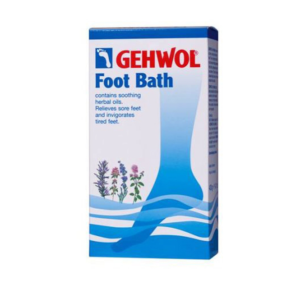 Gehwol Foot Bath - Ванна для ног 400 гр1*24916 Gehwol Foot Bath - Ванна для ног 400 гр1*24916Ванна для ног Геволь (Gehwol Foot Bath) с бальзамирующим эффектом масел из трав снимает боль, оживляет уставшие ноги. Ванна для ног Геволь поможет Вам, если Ваши ноги болят. Поможет также и вспотевшим ногам. Средство оживляет уставшие ноги и устраняет надоедливое ощущение жжения. Мозоли, ороговелости и загрубевшие участки кожи становятся мягкими. Поры кожи снова начинают дышать, она надолго останется упругой и эластичной. Ванна для ног Геволь обладает длительным дезодорирующим эффектом. Натуральные эфирные масла лаванды, розмарина и тимьяна способствуют улучшению кровообращения. Ноги согреваются и оживают. Назначение: Эффективно размягчает загрубевшую кожу, натоптыши и мозоли. Стимулирует кровообращение и придает ногам ощущение теплоты. Обладает дезодорирующим действием и нормализует потоотделение. Активные компоненты: масло розмарина, лавандовое масло, масло тимьяна, тимол, каприл глицерид, сульфат натрия, карбонат натрия, вода.