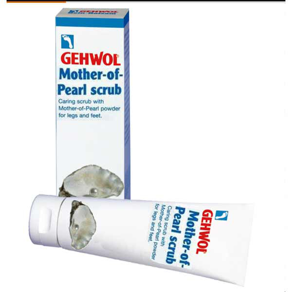 Gehwol Mother-of-Pearl scrub - Жемчужный пилинг для ног 125 мл1*25407 Gehwol Mother-of-Pearl scrub - Жемчужный пилинг для ног 125 мл1*25407Жемчужный пилинг (Mother-of-Pearl scrub Gehwol). Уникальный комплекс минеральных веществ и перламутра обеспечивает пилинг с релаксирующим эффектом СПА-процедуры, снимает тяжесть и усталость в ногах. Комбинация мелких кристаллов сахара и гранул воска усиливает эффективность пилинга, мягко массирует кожу, бережно и нежно отшелушивает омертвевшие клетки. Не вызывая раздражение чувствительной кожи ног и стоп. Натуральные компоненты жемчужного пилинга Геволь, включающие масло жожоба, бисаболол и пантенол ухаживают за кожей, смягчают и питают её, придавая мягкость и эластичность. Экстракт водорослей усиливает защитную функцию кожи, благодаря морской воде, богатой минеральными веществами.