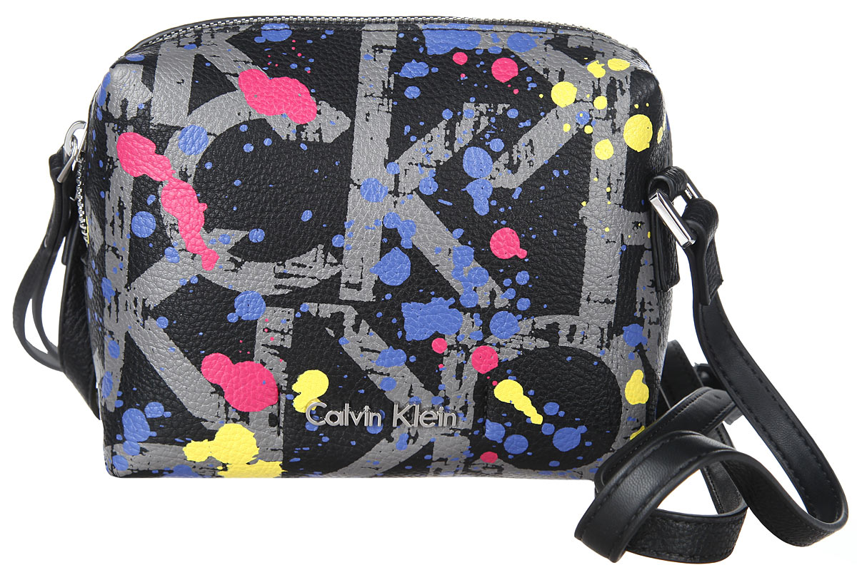 Сумка женская Calvin Klein Jeans, цвет: черный, мультиколор. K60K601039K60K601039 Сумка женская Calvin Klein Jeans, цвет: черный, мультиколор. K60K601039K60K601039Стильная женская сумка Calvin Klein выполнена из полиуретана, оформлена принтом и металлической фурнитурой с символикой бренда. Изделие содержит одно вместительное отделение и закрывается на молнию. Внутри расположен накладной карман. Сумка оснащена плечевым ремнем регулируемой длины. Оригинальный аксессуар от Calvin Klein позволит вам завершить образ и быть неотразимой.