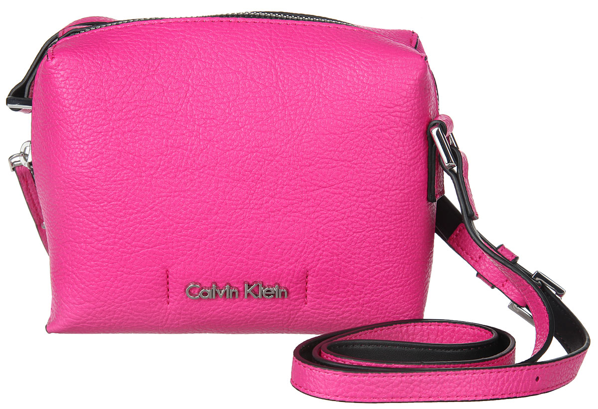 Сумка женская Calvin Klein, цвет: фуксия. K60K601039K60K601039 Сумка женская Calvin Klein, цвет: фуксия. K60K601039K60K601039Стильная женская сумка Calvin Klein выполнена из полиуретана. Изделие имеет одно основное отделение, которое закрывается на застежку-молнию. Внутри предусмотрен накладной открытый карман. Изделие оснащено плечевым ремнем регулируемой длины. В комплект входит фирменный чехол для хранения. Такая сумка ярко дополнит ваш образ.