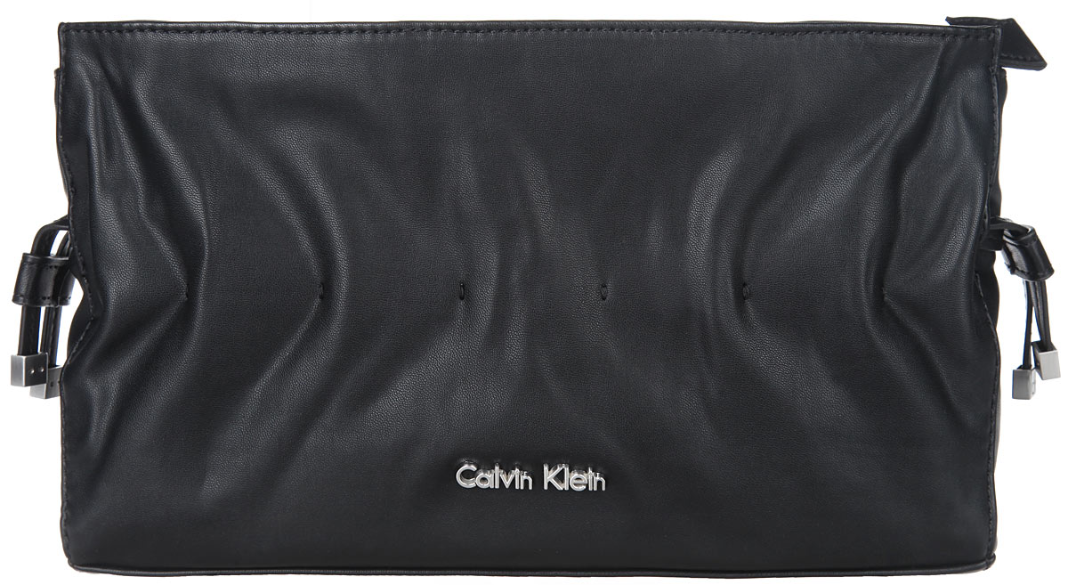 Сумка-клатч женская Calvin Klein Jeans, цвет: черный. K60K601007K60K601007 Сумка-клатч женская Calvin Klein Jeans, цвет: черный. K60K601007K60K601007Стильная женская сумка-клатч Calvin Klein выполнена из полиуретана. Изделие имеет одно основное отделение, которое закрывается на застежку-молнию. Бегунок на змейке оснащен ремешком. Сумка оформлена по бокам декоративными затягивающимися ремешками. Внутри предусмотрен прорезной карман на застежке-молнии. Изделие оснащено съемным плечевым ремнем. В комплект входит фирменный чехол для хранения. Такая сумка-клатч дополнит ваш образ и станет незаменимой в повседневной жизни.