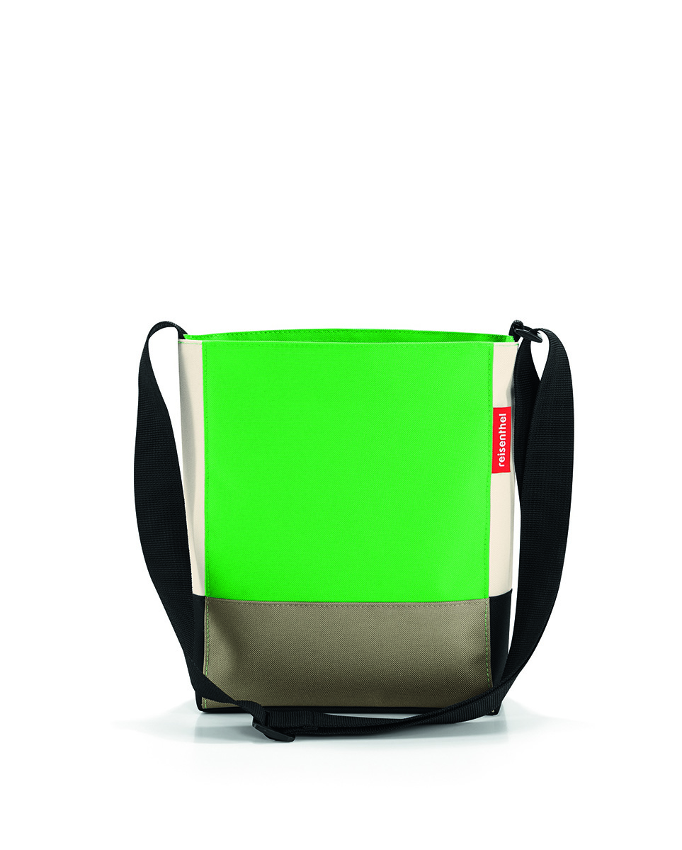Сумка женская Reisenthel Shoulderbag, цвет: зеленый. HY5032HY5032 Сумка женская Reisenthel Shoulderbag, цвет: зеленый. HY5032HY5032Универсальная женская сумка Reisenthel Shoulderbag изготовлена из плотного полиэстера ярких оттенков. Сумка содержит одно вместительное отделение, закрывающееся на застежку-молнию. Внутри расположен врезной карман на молнии. Изделие дополнено практичным плечевым ремнем регулируемой длины. Практичная сумка станет незаменимым аксессуаром для повседневного использования.