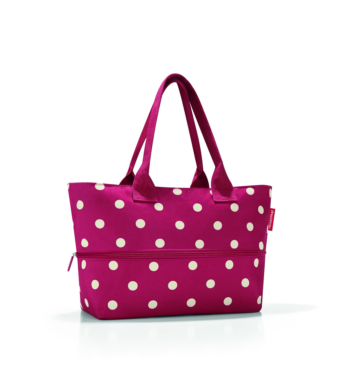 Сумка женская Reisenthel Shopper E1, цвет: красный. RJ3014RJ3014 Сумка женская Reisenthel Shopper E1, цвет: красный. RJ3014RJ3014Универсальная женская сумка Reisenthel Shopper E1 изготовлена из плотного полиэстера и оформлена принтом Горох. Сумка содержит одно вместительное отделение, закрывающееся на застежку-молнию. Внутри расположен нашивной карман на молнии и кармашек для телефона. Сумка оснащена вставкой на молнии, которая позволит увеличить объем изделия. Изделие дополнено двумя практичными широкими ручками, которые позволят носить сумку, как в руках, так и на плече. Жесткая конструкция днища, делает сумку более устойчивой. Практичная сумка станет незаменимым аксессуаром для повседневного использования.