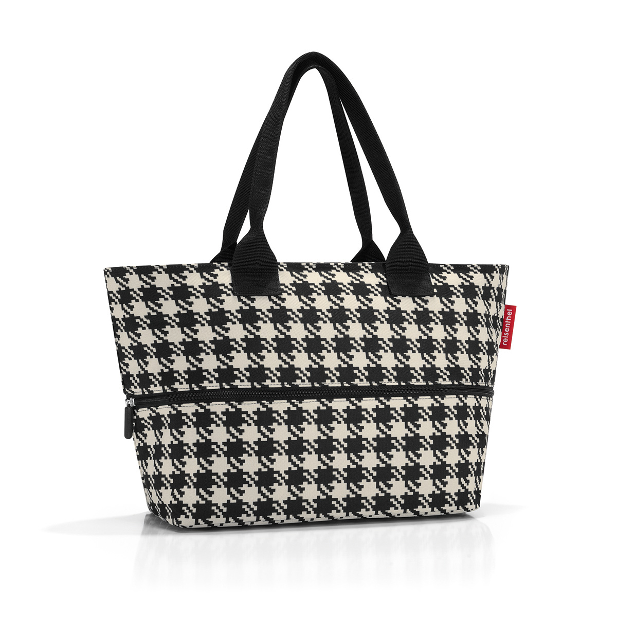 Сумка женская Reisenthel Shopper E1, цвет: черный, бежевый. RJ7028RJ7028 Сумка женская Reisenthel Shopper E1, цвет: черный, бежевый. RJ7028RJ7028Универсальная женская сумка Reisenthel Shopper E1 изготовлена из плотного полиэстера и оформлена орнаментом. Сумка содержит одно вместительное отделение, закрывающееся на застежку-молнию. Внутри расположен нашивной карман на молнии и кармашек для телефона. Сумка оснащена вставкой на молнии, которая позволит увеличить объем изделия. Изделие дополнено двумя практичными широкими ручками, которые позволят носить сумку, как в руках, так и на плече. Жесткая конструкция днища, делает сумку более устойчивой. Практичная сумка станет незаменимым аксессуаром для повседневного использования.