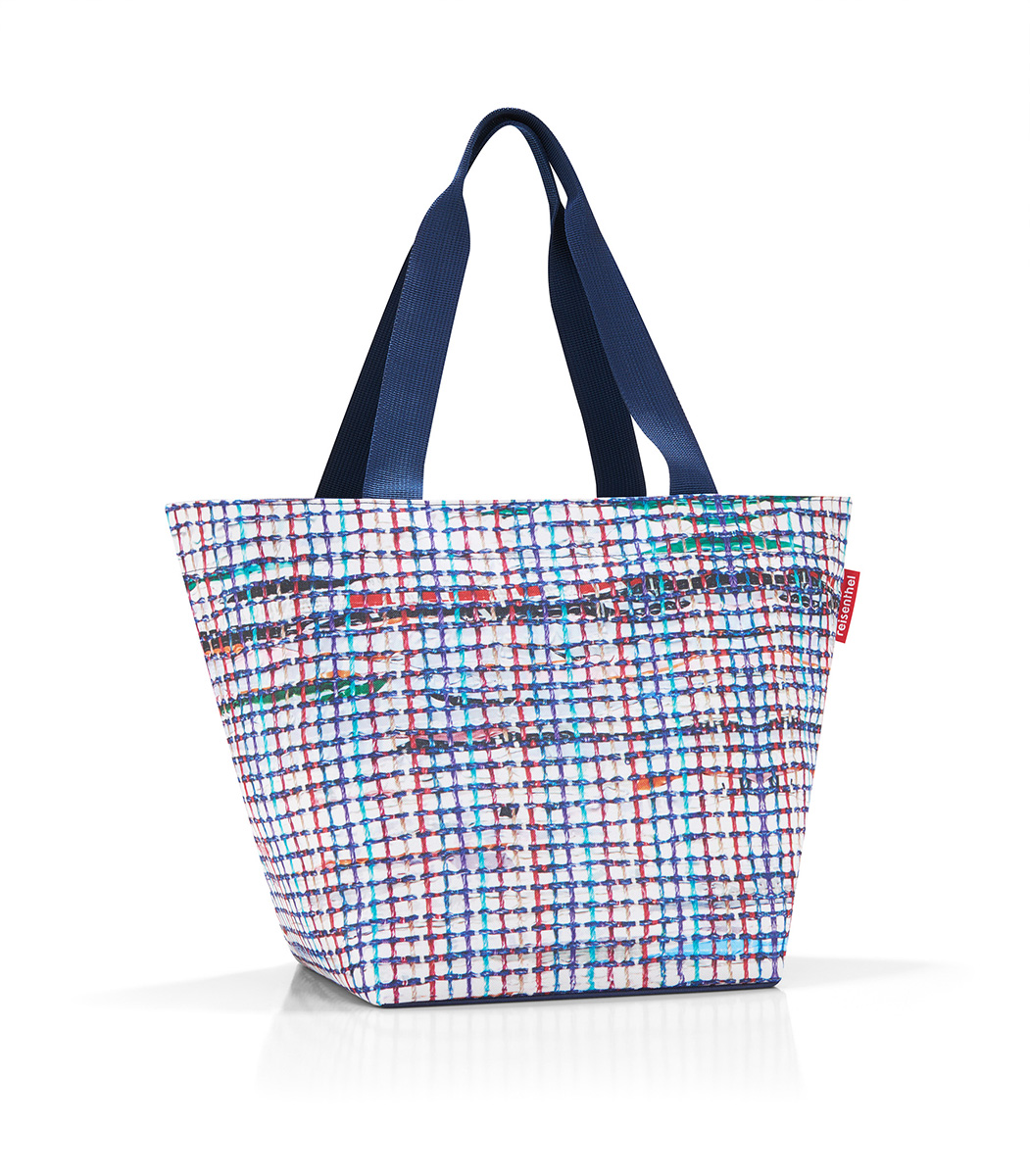 Сумка женская Reisenthel Shopper M, цвет: белый, синий. ZS4041ZS4041 Сумка женская Reisenthel Shopper M, цвет: белый, синий. ZS4041ZS4041Универсальная женская сумка Reisenthel Shopper M изготовлена из плотного полиэстера и оформлена ярким принтом. Сумка содержит одно вместительное отделение, закрывающееся на застежку-молнию. Внутри расположен нашивной карман на молнии. Изделие дополнено двумя практичными широкими ручками, которые позволят носить сумку, как в руках, так и на плече. Практичная сумка станет незаменимым аксессуаром для повседневного использования.