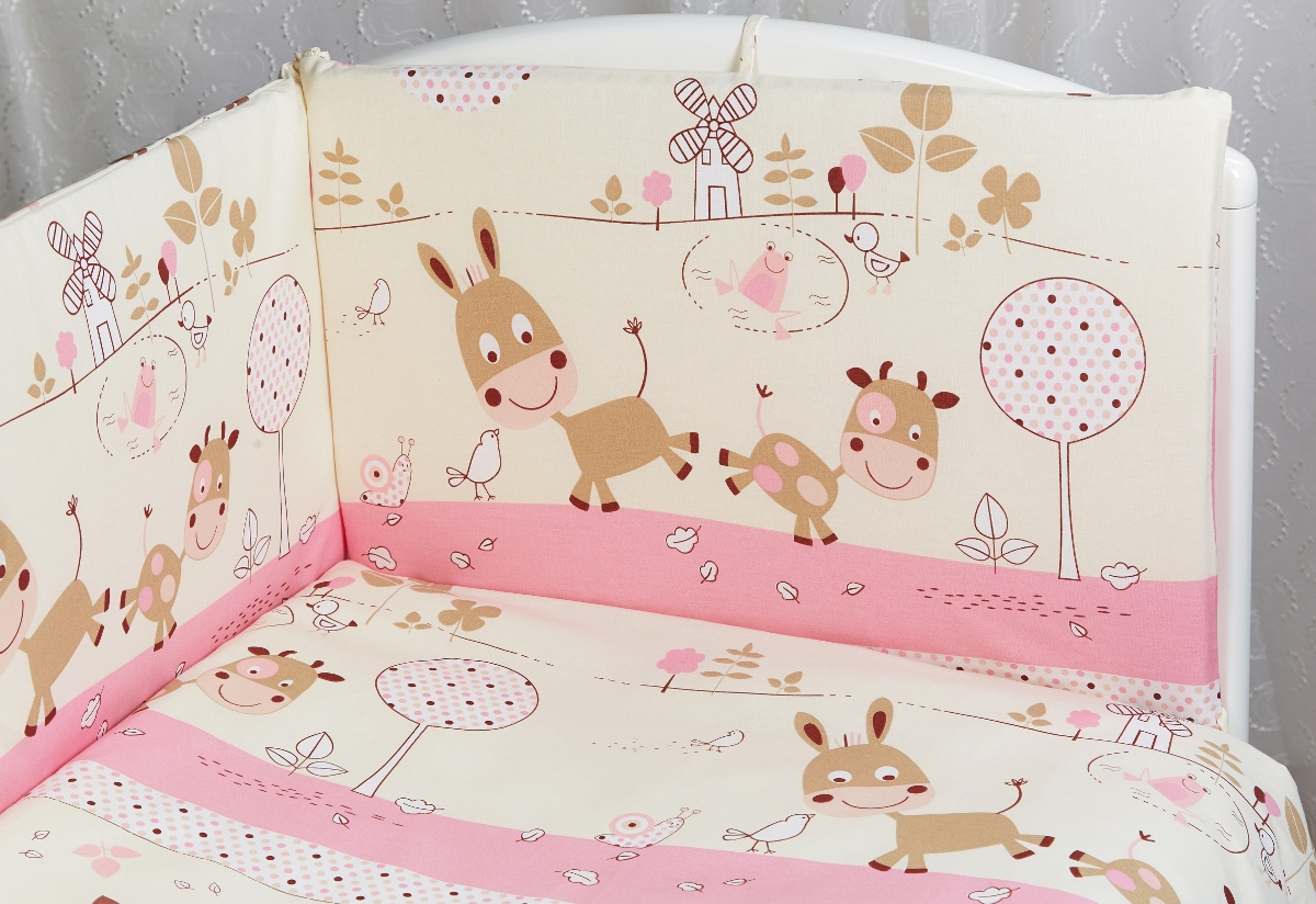 Rabby Baby Комплект в кроватку Лето в деревне цвет розовый615912/2 Rabby Baby Комплект в кроватку Лето в деревне цвет розовый615912/2Бортик 44х360 см, съемный чехол (застежка молния), наполнитель холлкон, пл.500г/м2 Пододеяльник 147х112см Наволочка 60х40см Одеяло 140х110см. Наполнитель: холлофайбер (ПЭ), плотность 200г/м2 Подушка 60х40см. Наполнитель: холлофайбер (ПЭ) Простыня на резинке на спальное место 120*60