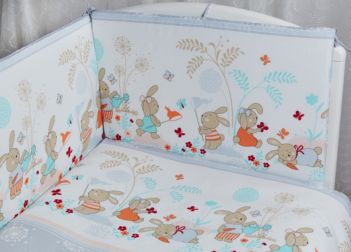 Rabby Baby Комплект в кроватку На лужайке цвет серый615944/5 Rabby Baby Комплект в кроватку На лужайке цвет серый615944/5Бортик 44х360 см, съемный чехол (застежка молния), наполнитель холлкон, пл.500г/м2 Пододеяльник 147х112см Наволочка 60х40см Одеяло 140х110см. Наполнитель: холлофайбер (ПЭ), плотность 200г/м2 Подушка 60х40см. Наполнитель: холлофайбер (ПЭ) Простыня на резинке на спальное место 120*60