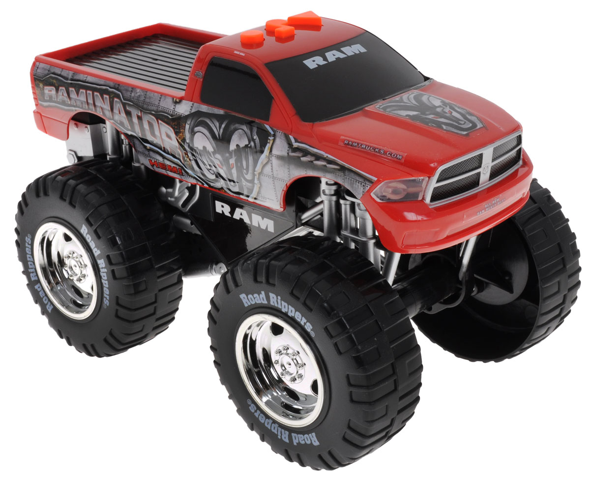 Road Rippers Машинка Raminator33540TS Road Rippers Машинка Raminator33540TSМашинка Road Rippers Raminator станет отличным подарком для ребенка! Выполненная в виде мощного внедорожника, она произведет впечатление как на ребенка, так и на взрослого! Машинка управляется с помощью кнопок на крыше кабины. При нажатии на кнопки слышен рев мотора, машинка устремляется вперед, приподнимается на задние колеса, воспроизводит зажигательную музыку. Работа машинки сопровождается свечением фар. Для работы игрушки необходимы 3 батарейки типа АА (товар комплектуется демонстрационными).