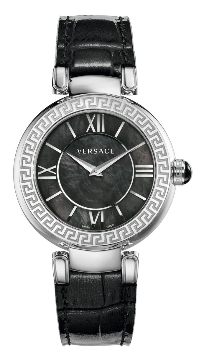 Наручные часы женские Versace, цвет: серый металлик, черный. VNC010014VNC010014 Наручные часы женские Versace, цвет: серый металлик, черный. VNC010014VNC010014Механизм: кварцевый, RONDA 762.2, 2-х стрелочный, Swiss Made. Корпус: 38 мм., нерж.полированная сталь. Безель декорирован греческим орнаментом. Заводн.головка инкрустирована черным кабошоном. Циферблат: черный, перламутровое покрытие, римские цифры , лого VERSACE в зоне 12:00. Ремешок: черный, натуральная кожа, текстурн.обработка под аллигатора. Застежка-бабочка. Водозащита: 3 АТМ.