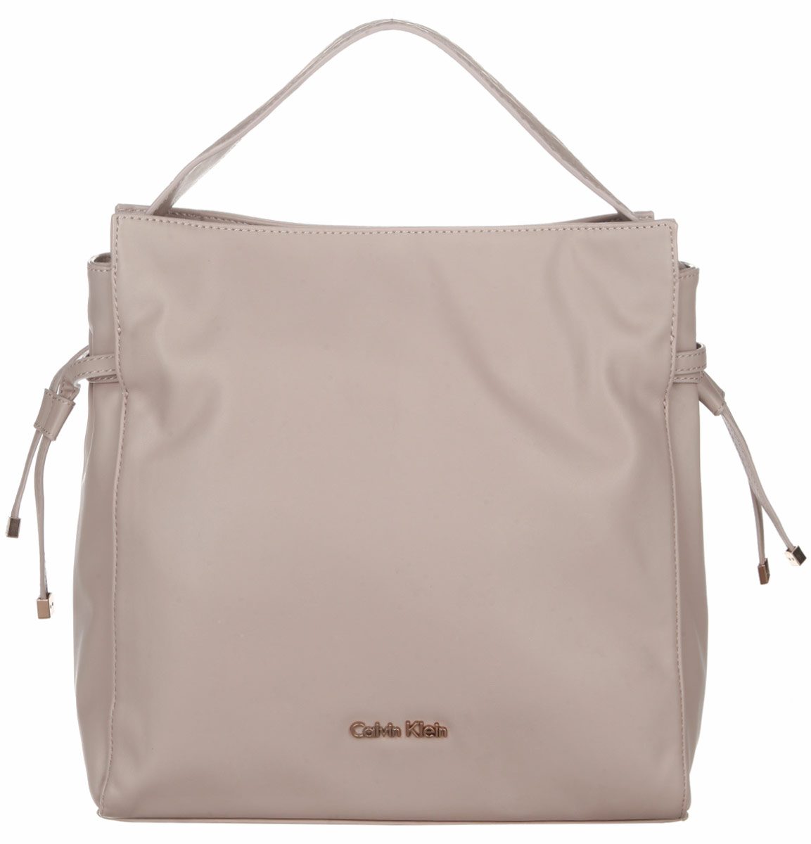 Сумка женская Calvin Klein Jeans, цвет: бежевый. K60K601026K60K601026 Сумка женская Calvin Klein Jeans, цвет: бежевый. K60K601026K60K601026Стильная сумка женская Calvin Klein выполнена из полиуретана, оформлена металлической фурнитурой с символикой бренда. Изделие содержит одно вместительное отделение и закрывается на магниты. Внутри расположены: два накладных кармана и врезной карман на молнии. Сумка оснащена широкой лямкой для переноски и съемным плечевым ремнем. Оригинальный аксессуар от Calvin Klein Jeans позволит вам завершить образ и быть неотразимой.