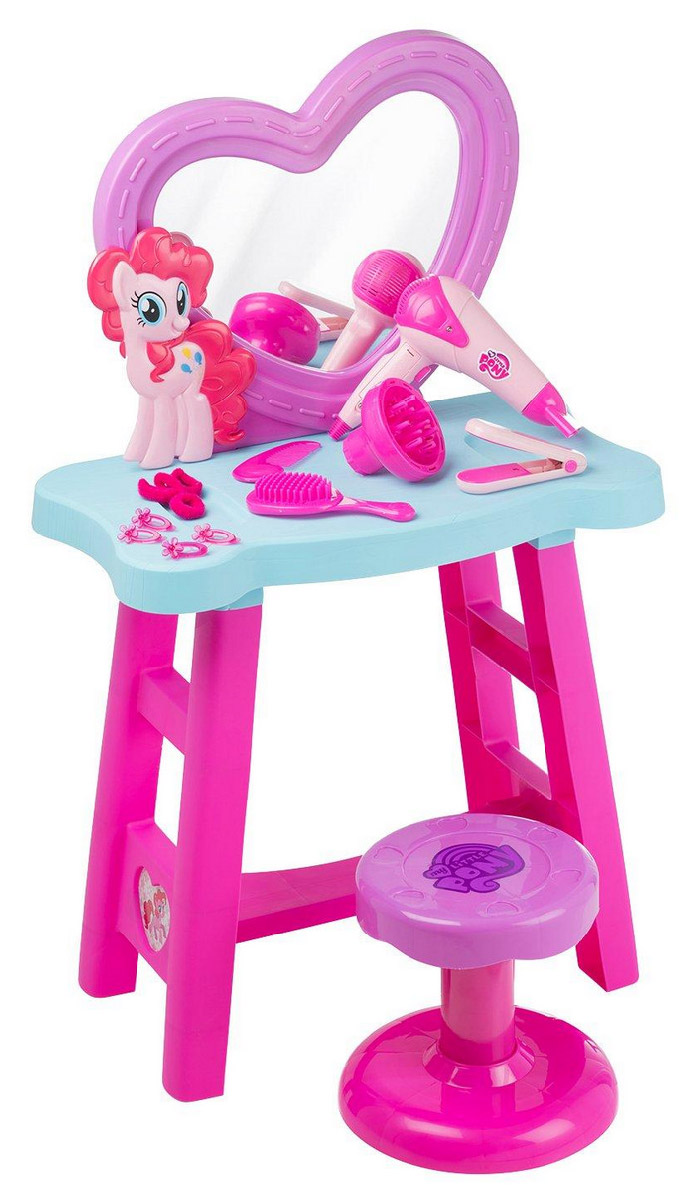 My Little Pony Туалетный столик1680807.00 My Little Pony Туалетный столик1680807.00Туалетный столик My Little Pony. Столик оснащён множеством аксессуаров для стайлинга волос, включая фен, работающий от батареек, игрушечный выпрямитель волос, щётка и расчёска, заколки и резинки для волос. Для детей от 3-х лет.