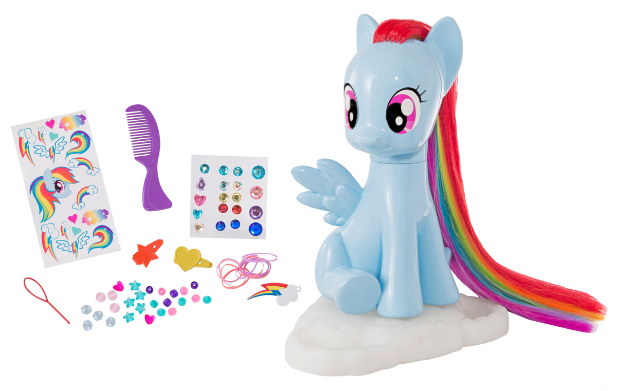 My Little Pony Фигурка Студия стиля1680808.00 My Little Pony Фигурка Студия стиля1680808.00Пора поиграть с Рэйнбоу Дэш! Причеши её радужную гриву, создай любую причёску, используя аксессуары, которые находятся в комплекте: щётку, бусины и заколки. Игровой набор также содержит набор цветных наклеек кьюти-марк, драгоценных камней и специальную подвеску в виде кьюти-марк Рэйнбоу Дэш. Для детей от 3-х лет.