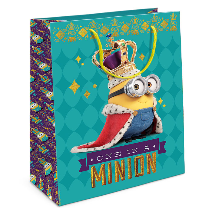 Universal Миньоны Пакет подарочный Миньон-король 35 см х 25 см х 9 см29999 Universal Миньоны Пакет подарочный Миньон-король 35 см х 25 см х 9 см29999Приобрести интересный подарок для ребенка - это только часть задачи. Не менее важно его красиво упаковать! Самым простым, практичным и при этом очень красивым видом упаковки является подарочный пакет - особенно с любимыми героями малыша. Бумажный пакет Миньон-король с забавным Бобом в наряде монарха эффектно дополнит ваш подарок и поможет создать праздничную атмосферу. Размер бумажного подарочного пакета: 35х25х9 см. В ассортименте вы можете найти такой же пакет размером 23х18х10 см.