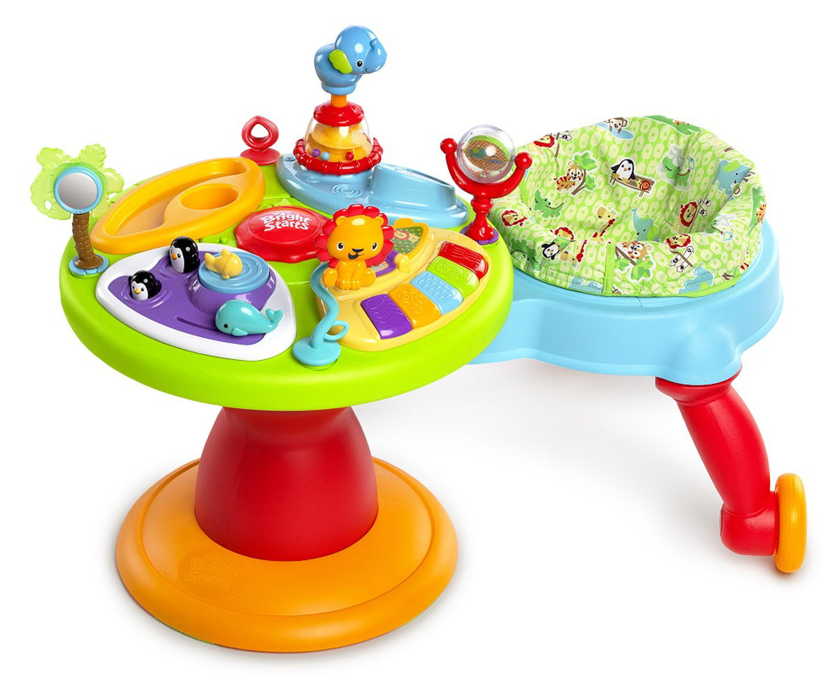 Bright Starts Игровой развивающий центр Зоопарк 360°60368 Bright Starts Игровой развивающий центр Зоопарк 360°60368Игровой развивающий центр Bright Starts Зоопарк 360° это яркий и красочный, удобный и многофункциональный игровой комплекс, который подарит массу положительных эмоций вашему малышу. Игровой развивающий центр Зоопарк совмещает в себе игровой развивающий столик и ходунки. Сиденье поворачивается на 360°, позволяя ребенку сначала неуверенно топать вокруг игрового столика, а потом и резво бегать, и даже кататься, приподняв ножки. Принцип игры таков - ребенок, перебирая ножками, приводит в действия колесики бегунка, и тот двигается вокруг столика. Малышу нравится подобная самостоятельность, он путешествует вокруг развивающего столика и с интересом играет музыкальной панелью. В детском развивающем центре имеется специальный сектор пианино, который имеет возможность работы в нескольких режимах: различные звуки, мелодии и пианино. Клавиши пианино подсвечиваются. Игровой сектор позволит играть с бусинками, грызунами, большим жирафом, веселыми выпрыгивающими пингвинами, с...