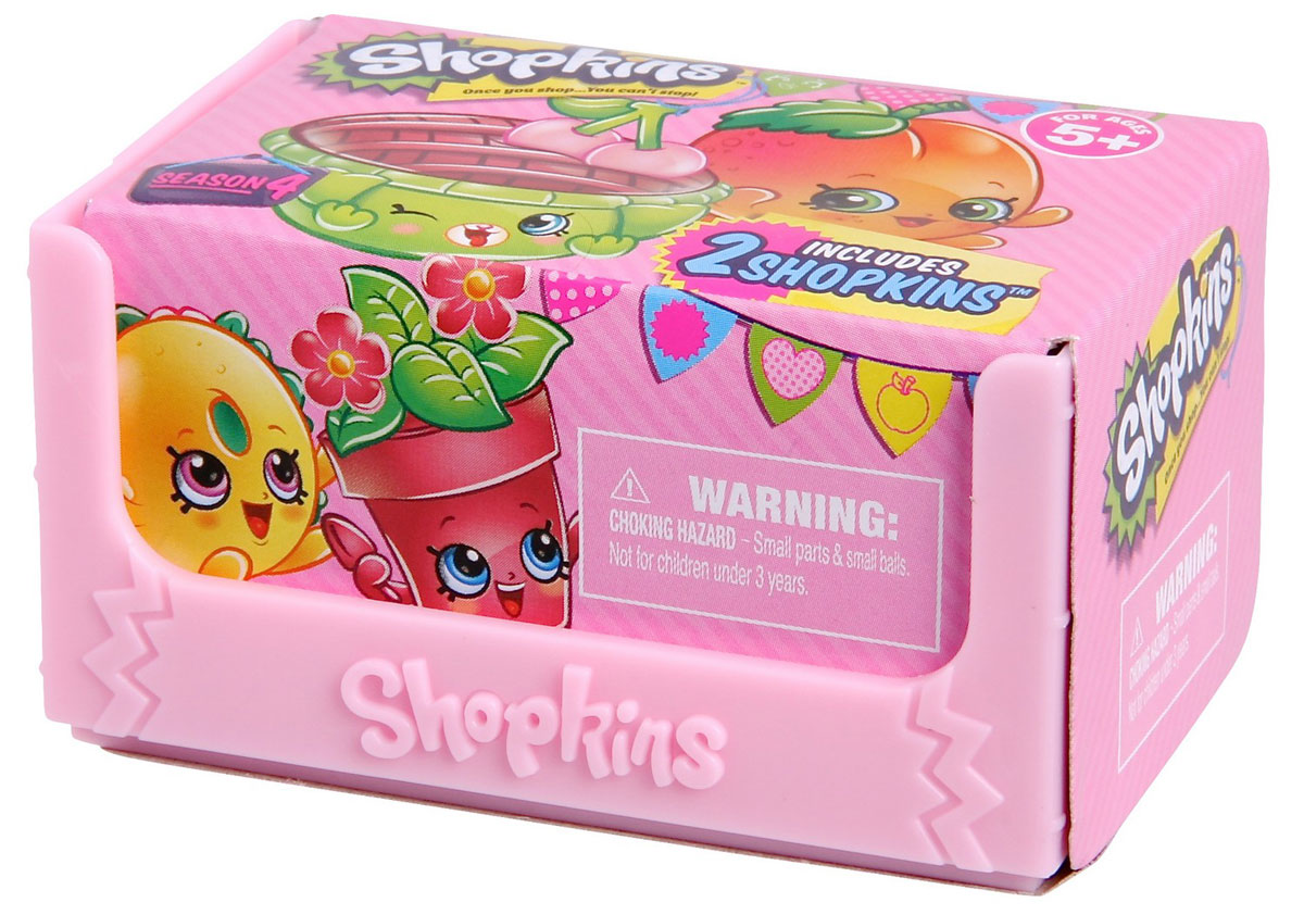 Shopkins Набор фигурок в корзиночке цвет нежно-розовый 2 шт56078 Shopkins Набор фигурок в корзиночке цвет нежно-розовый 2 шт56078Набор Shopkins - это две фигурки в ящике для овощей. Миниатюрные фрукты, овощи, а также другие продукты питания упакованы в картонные боксы. Милые пластиковые игрушки имеют устойчивую основу, а также окрашены в яркие цвета, которые, несомненно, привлекут внимание ребенка. У персонажей Shopkins забавные прорисованные мордочки, а также яркий и необычный внешний вид. Милые фигурки продаются в комплекте с небольшой корзинкой с тремя поднятыми бортами. Внутри такого аксессуара Шопкинсы будут чувствовать себя очень комфортно и уютно. В комплекте ящик, 2 фигурки, руководство коллекционера.