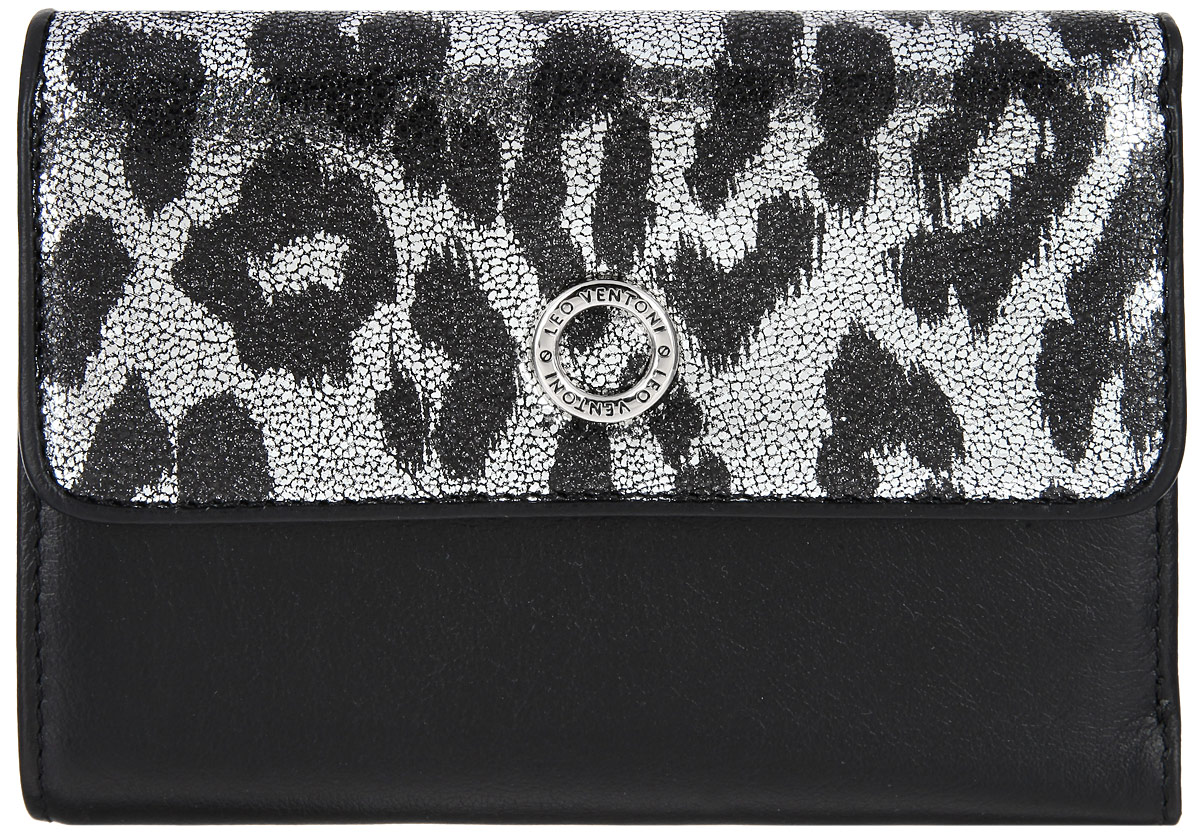 Кошелек женский Leo Ventoni, цвет: черный. серебряный. L330544L330544-nero/silver Кошелек женский Leo Ventoni, цвет: черный. серебряный. L330544L330544-nero/silverЭлегантный кошелек Leo Ventoni выполнен из натуральной кожи и дополнен металлической фурнитурой. Внутренняя часть изделия из полиэстера. Кошелек застегивается клапаном на застежку-кнопку. Клапан оформлен лазерной обработкой с принтом под леопард. Внутри - три отделения для купюр, шесть карманов для кредитных и дисконтных карт, боковой кармашек для мелочей, а также один карман с прозрачным пластиковым окошком. Снаружи имеется один карман на металлической застежке-молнии для мелочи, который состоит из двух отсеков, разделенных перегородкой. Изделие поставляется в фирменной коробке с логотипом бренда. Стильный кошелек Leo Ventoni станет отличным подарком для человека, ценящего качественные и практичные вещи.